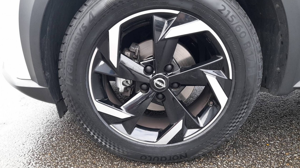 NISSAN Juke F16A SHADOW DIG-T 114 Rouge